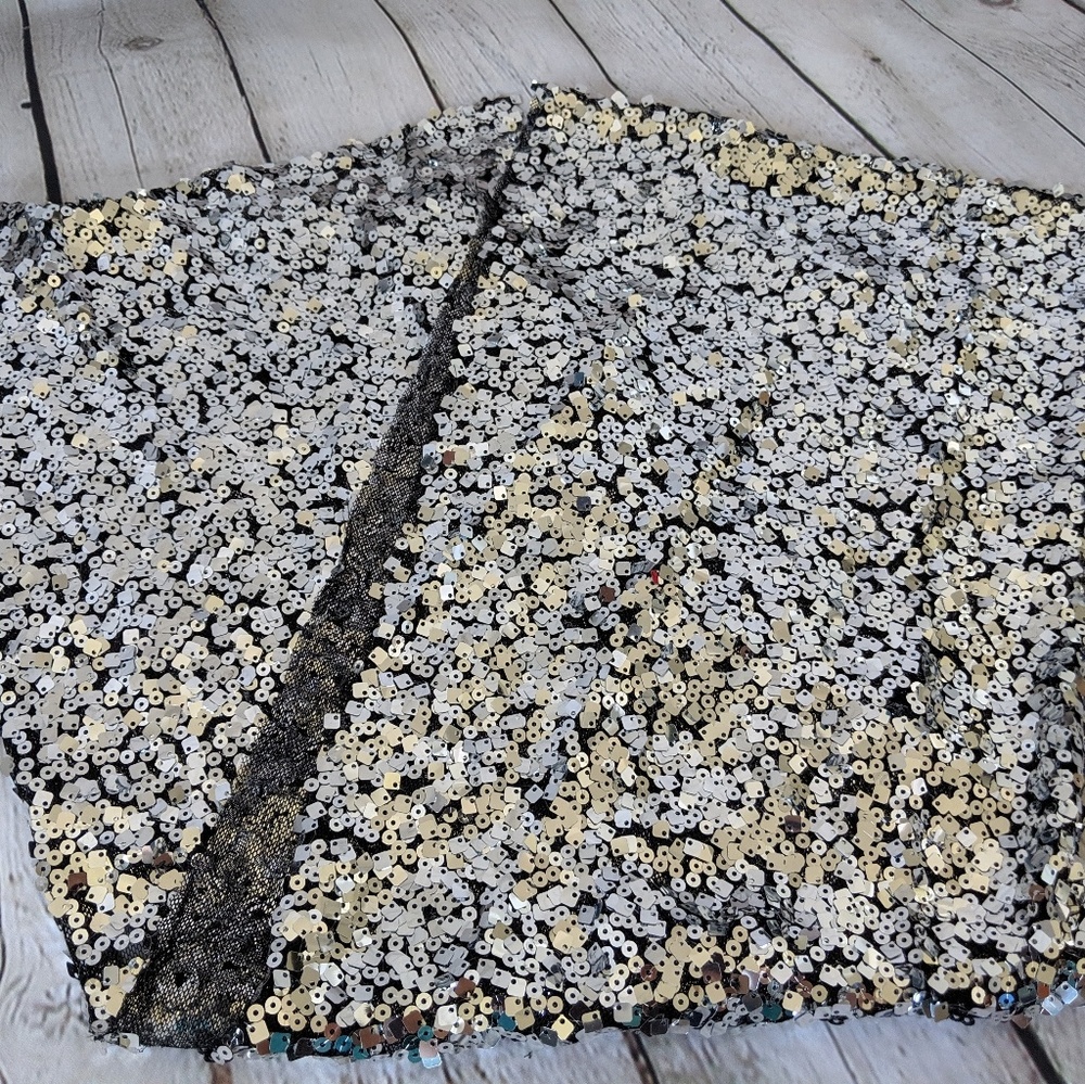 🧁5/$25 Silver Sequined Scarf - like new